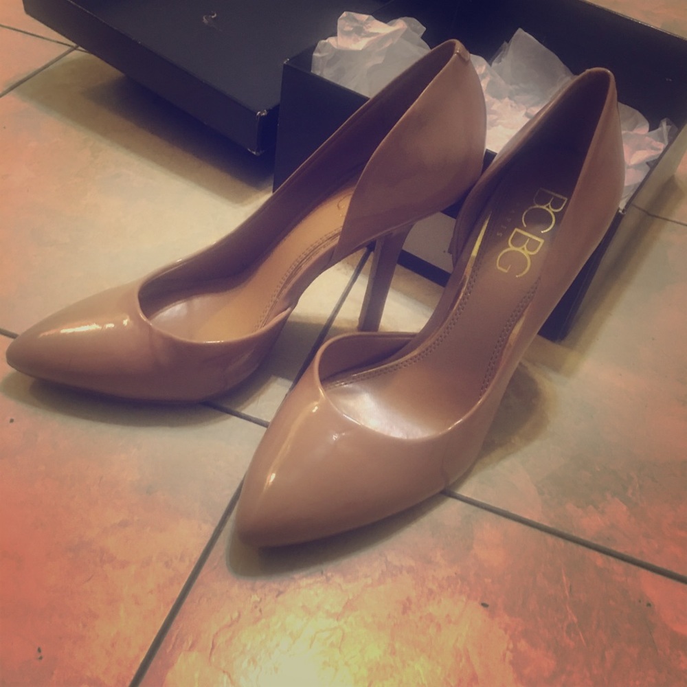 Pristine NUDE patent BCBG Pumps